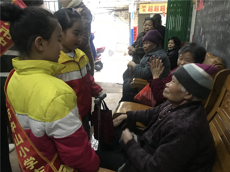 弘揚雷鋒精神 慰問孤寡老人