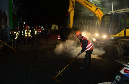 夜間鋪路加快進度