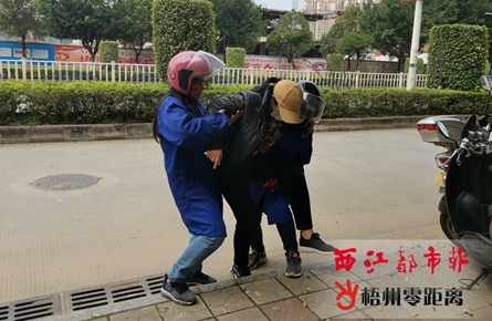 市民騎車摔倒　好人熱心相助