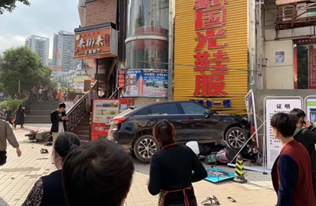 小車沖上太陽廣場人行道，致一名行人受傷