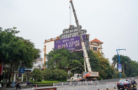 拆除大型違規廣告牌