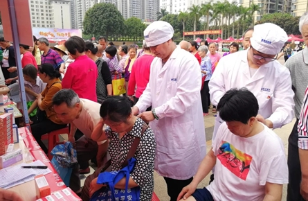 梧州市的勞模、工匠聚集在市政廣場(chǎng)，原來(lái)是為了這件事！