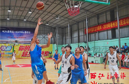 籃球場(chǎng)上激戰(zhàn)酣