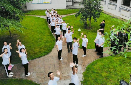 梧州高中舉辦青年節快閃活動