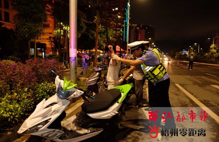 梧州市公安交警助力創建全國文明城市