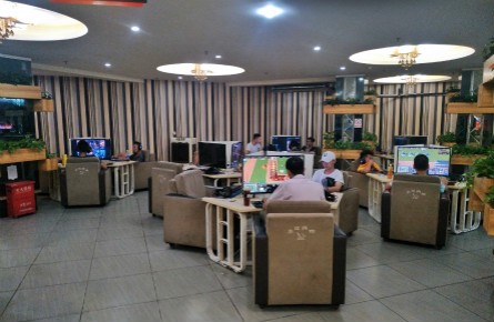 網吧環境升級很舒適 禁煙勸導缺位成敗筆