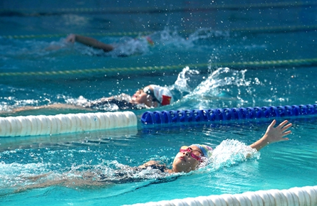 區內游泳小將同臺比拼 梧州選手發揮出色
