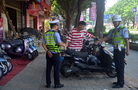 勸導文明出行　規范交通秩序