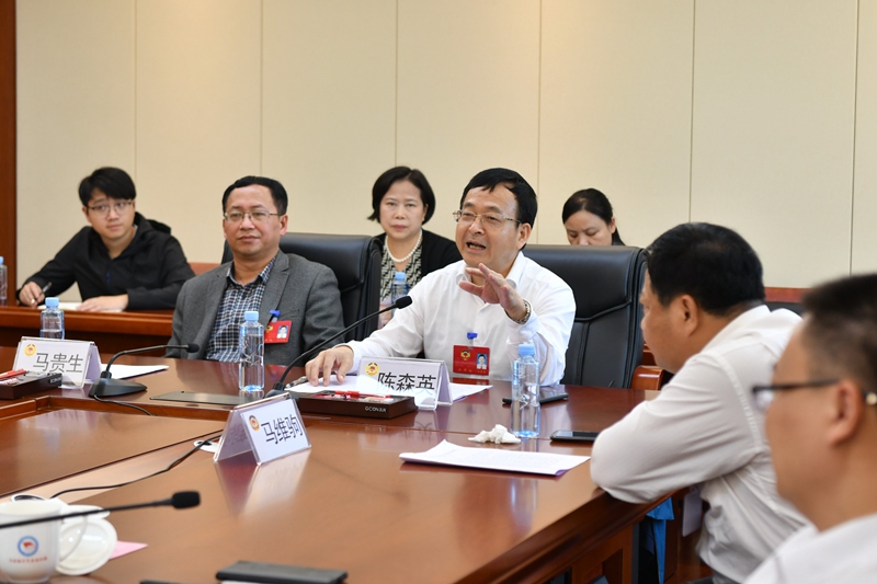 市政協十二屆五次會議進行分組討論