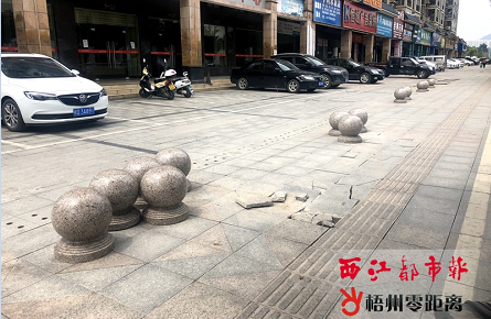 亨利玫瑰城小區附近人行道長期被車輛碾壓