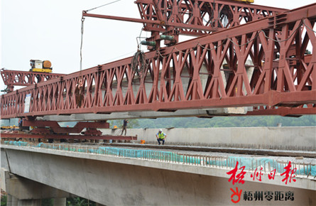 下小河大橋預制箱梁架設完成