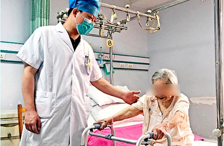 百歲老人不慎摔倒致骨折 醫療團隊及時診治