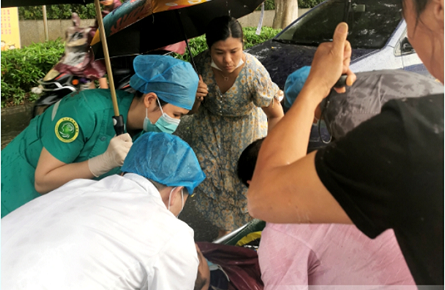 路遇交通事故　女子鎮定施救