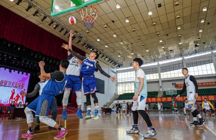 籃球賽場激戰正酣