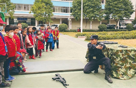 小記者進(jìn)警營