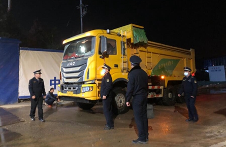 我市城市管理部門(mén)夜查工地車(chē)輛撒漏行為 