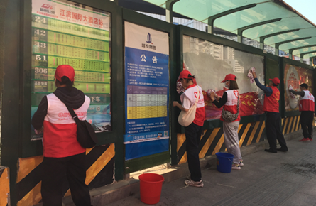 志愿者清洗公交站點(diǎn)