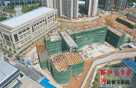 推進十七中建設