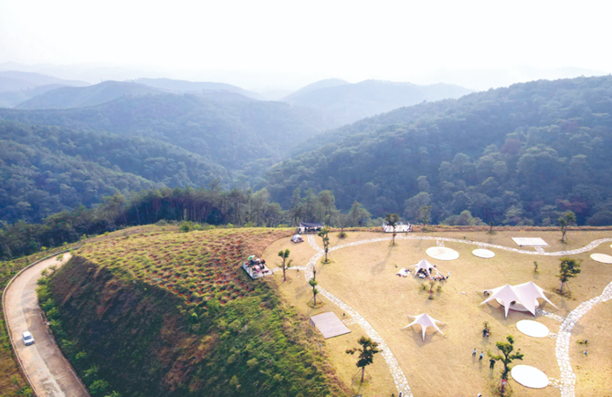 露營遠眺風光好