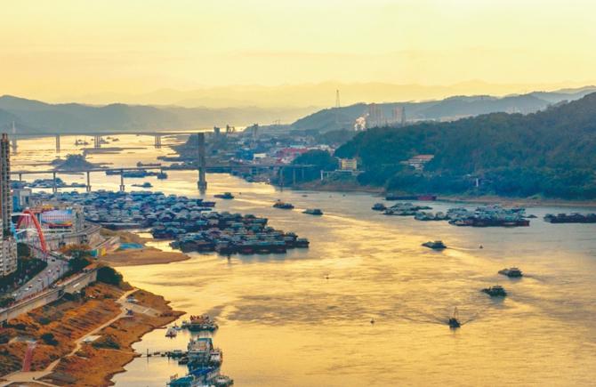 西江水上春運忙