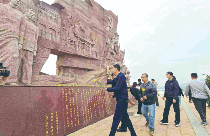 祭掃烈士墓獻花表哀思