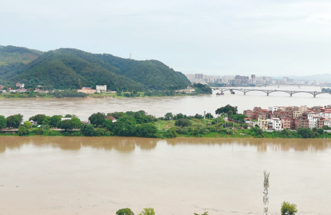 西江出現超警洪水