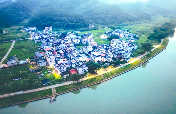 鄉村夏夜燈火通明