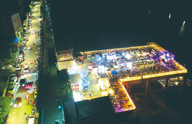 “網(wǎng)紅夜市”人氣旺