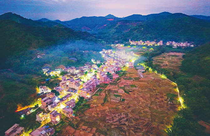 暖心路燈 照亮村莊