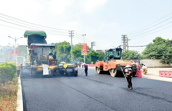 蒼海大道加快路面鋪設(shè)
