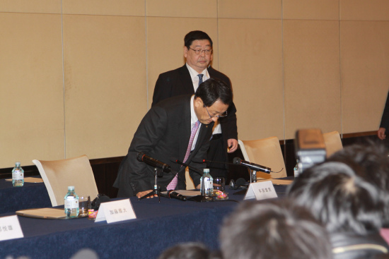 豐田章男在說明會現場向中國消費者表示歉意 豐田章男在說明會現場向中國消費者表示歉意