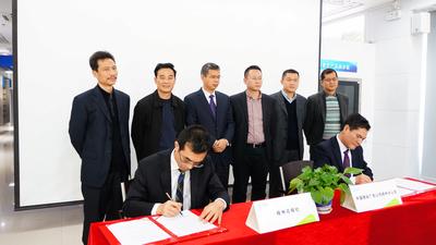 梧州日報社、中國移動梧州分公司代表雙方簽署戰(zhàn)略合作協(xié)議。鄭玉華/攝