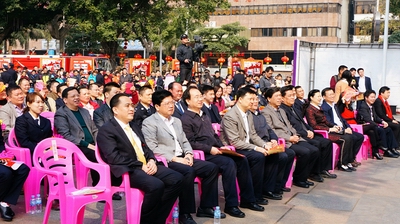 市長(zhǎng)朱學(xué)慶到場(chǎng)觀看演出。