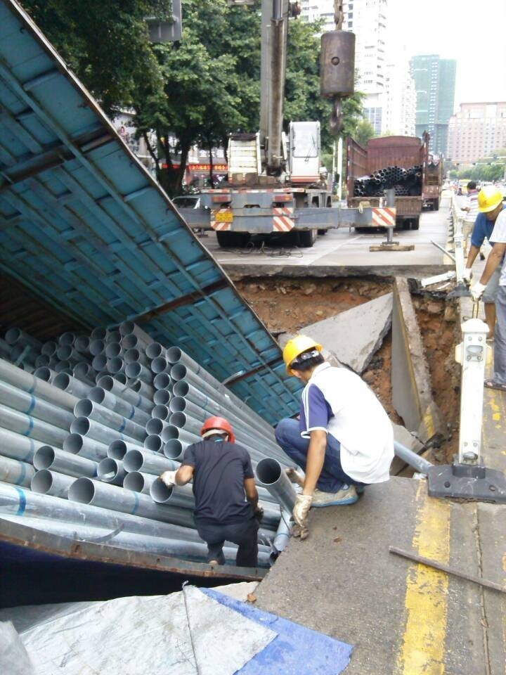 現(xiàn)場工作人員正在進(jìn)行處理工作。見習(xí)記者 張超浩 攝