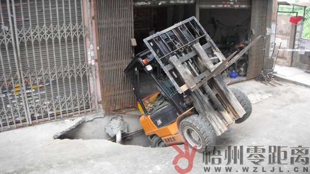 等待“救援”的叉車