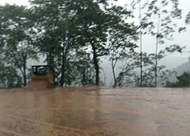 大平小學未經硬化的操場變成泥潭