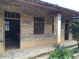 大平小學把所有教室的前后門拆除