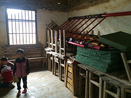 因為沒有體育場地，社會熱心人士捐贈的體育器材只能堆放在教室一角