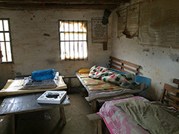 大平小學沒有教室宿舍，只能騰出一間空房做臨時教室宿舍，但環境簡陋