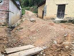 從山腳走到大平小學這段500米左右的山路崎嶇難行，阻擋了施工隊伍運送材料上山，導致沒有工程隊愿意接下招標